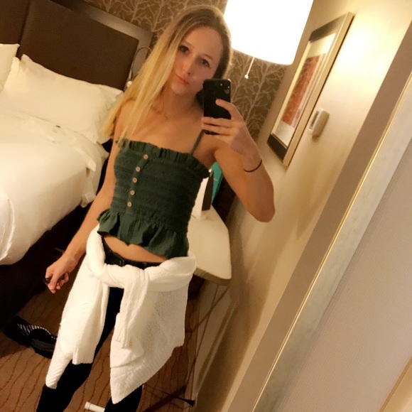 MEET YOUR POSHER ~ ELLA - Picture 3 of 4